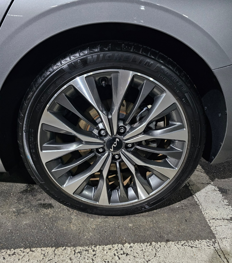 타이어, 교통, 림, 자동차 부품이(가) 표시된 사진
자동 생성된 설명