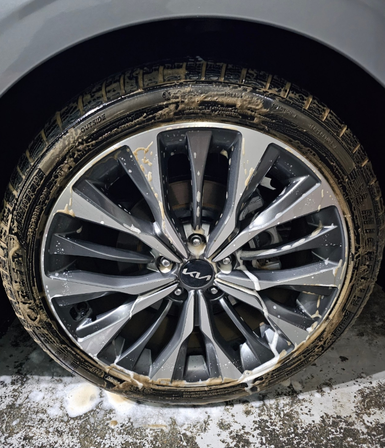 타이어, 자동차 부품, 교통, 바퀴이(가) 표시된 사진
자동 생성된 설명