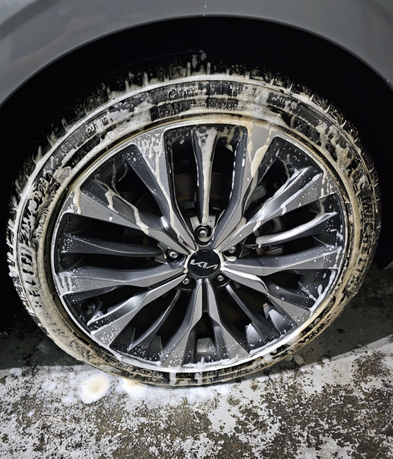 타이어, 자동차 부품, 림, 바퀴이(가) 표시된 사진
자동 생성된 설명