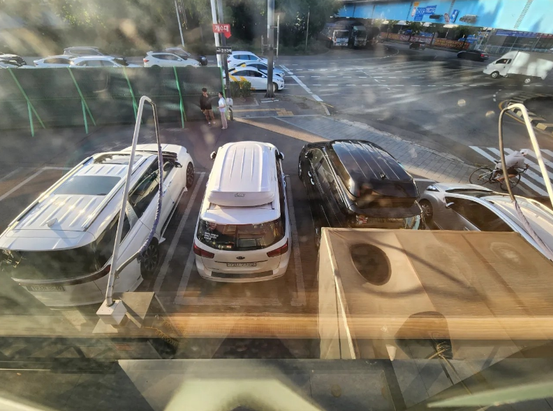 차량, 육상 차량, 야외, 자동차이(가) 표시된 사진
자동 생성된 설명