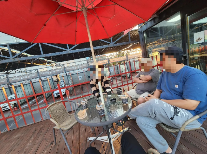 의류, 사람, 우산, 가구이(가) 표시된 사진
자동 생성된 설명