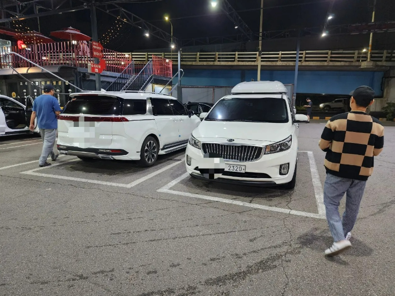 차량, 육상 차량, 바퀴, 타이어이(가) 표시된 사진
자동 생성된 설명