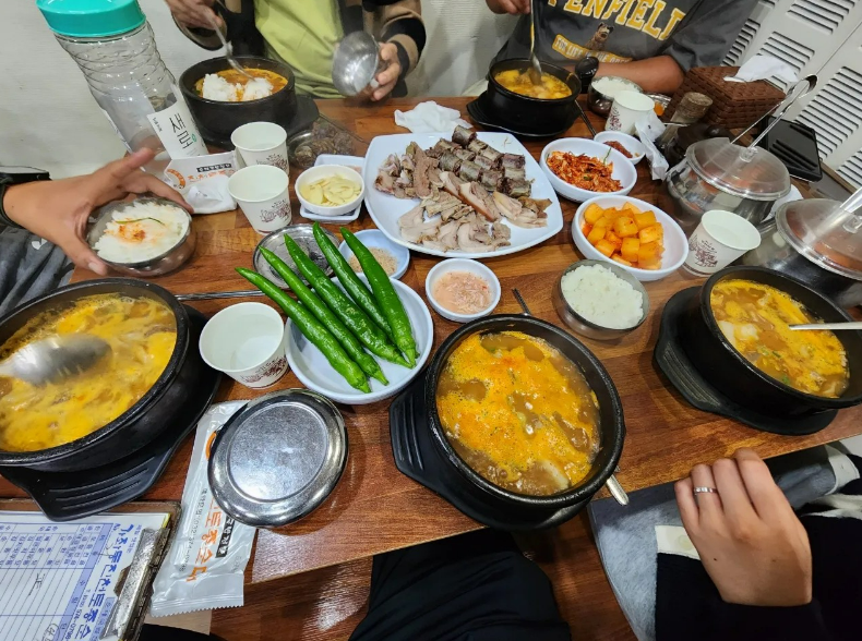 음식, 식사, 사람, 테이블웨어이(가) 표시된 사진
자동 생성된 설명