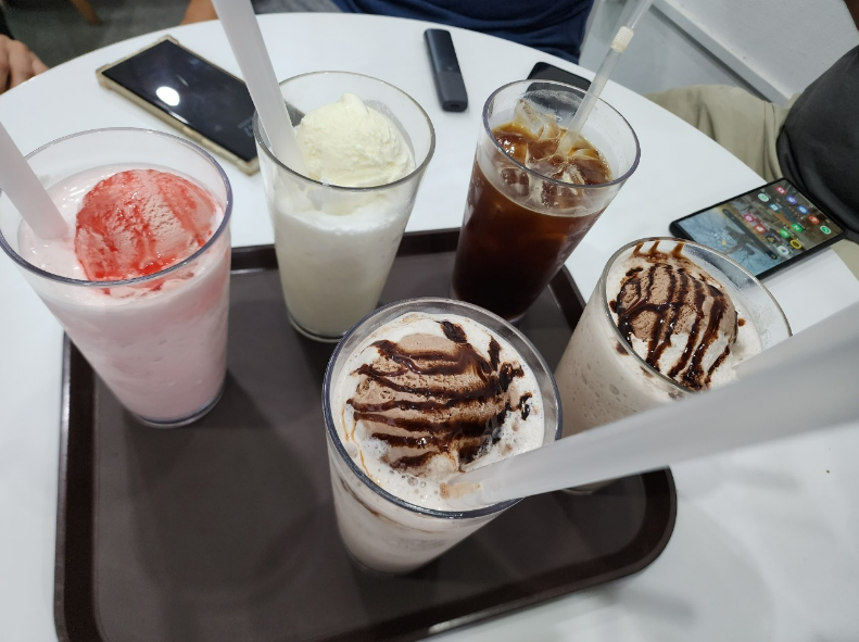 음식, 낙농, 디저트, 테이블이(가) 표시된 사진
자동 생성된 설명