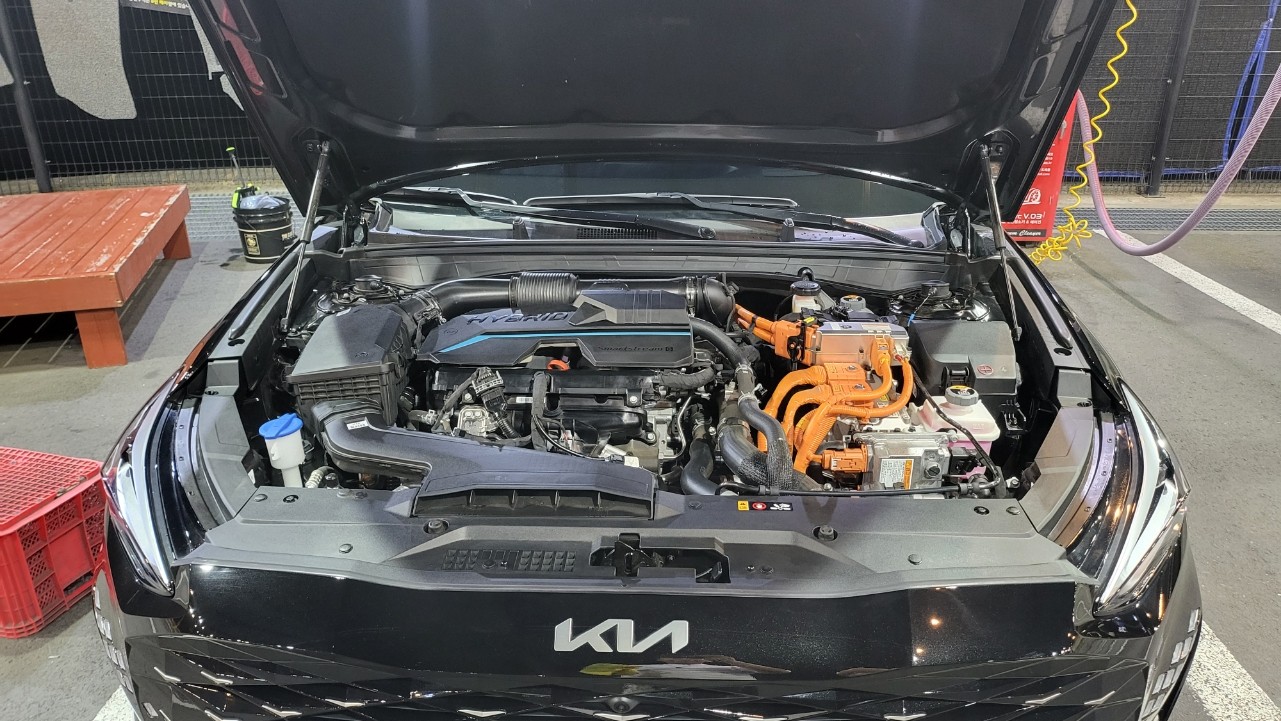 엔진, 차량, 자동차 부품, 자동차이(가) 표시된 사진
자동 생성된 설명