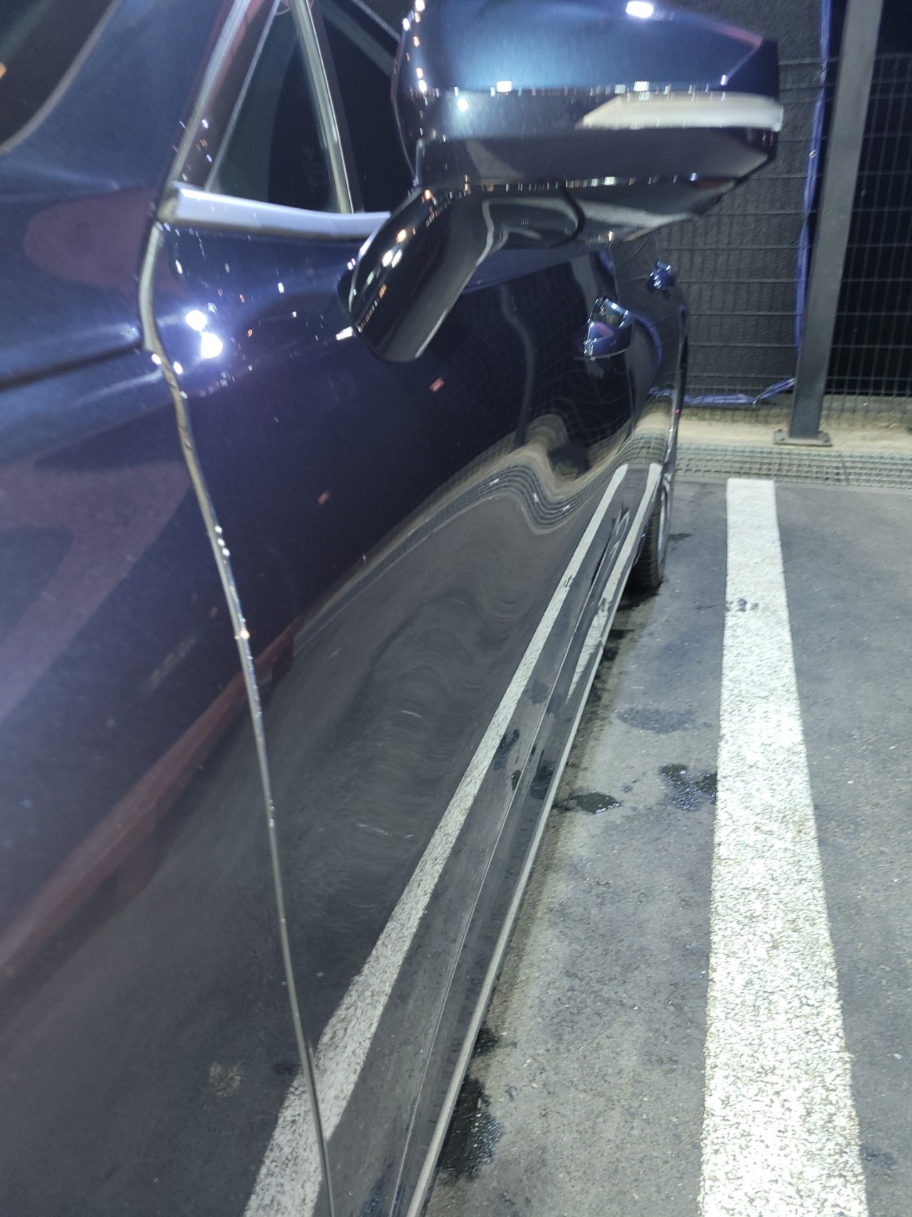 자동차, 차량, 야외, 지상이(가) 표시된 사진
자동 생성된 설명