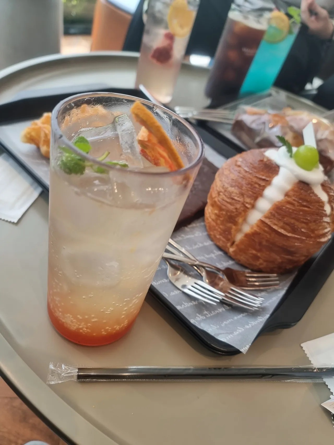 음식, 칵테일, 테이블, 패스트푸드이(가) 표시된 사진

자동 생성된 설명