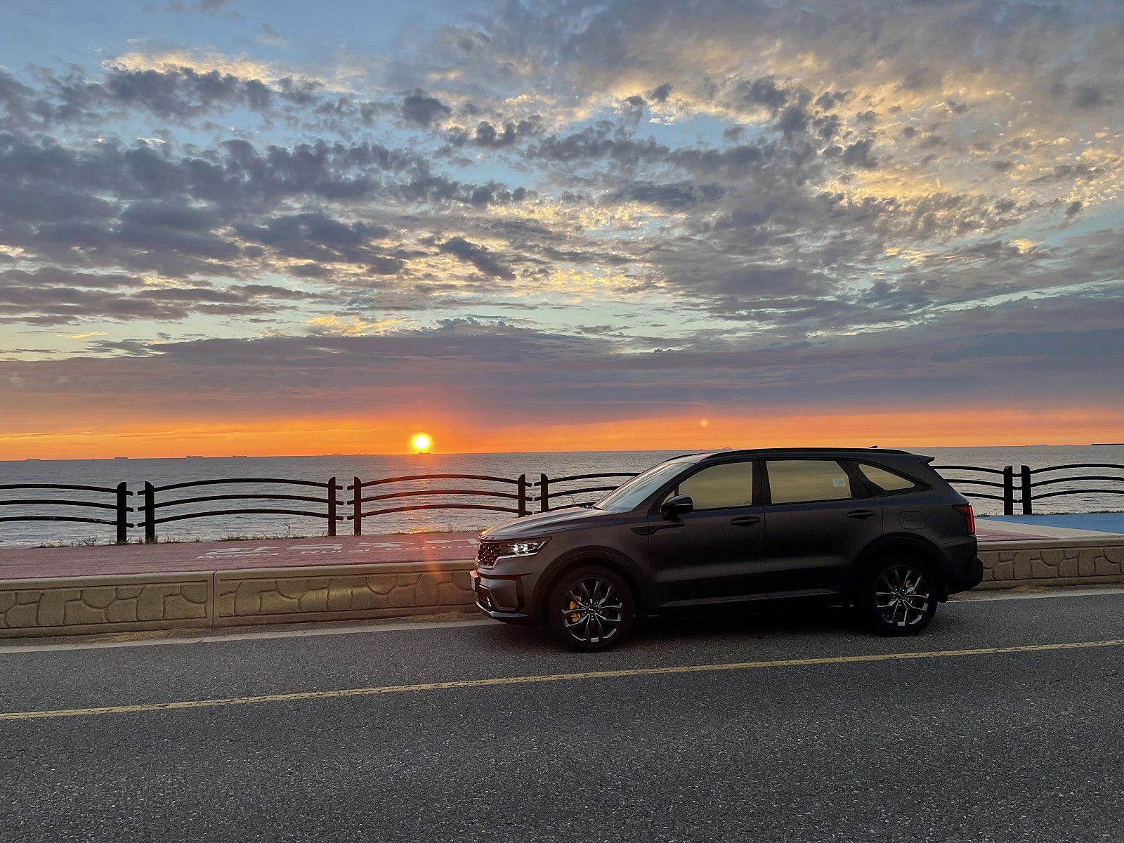 야외, 하늘, 차량, 육상 차량이(가) 표시된 사진
자동 생성된 설명