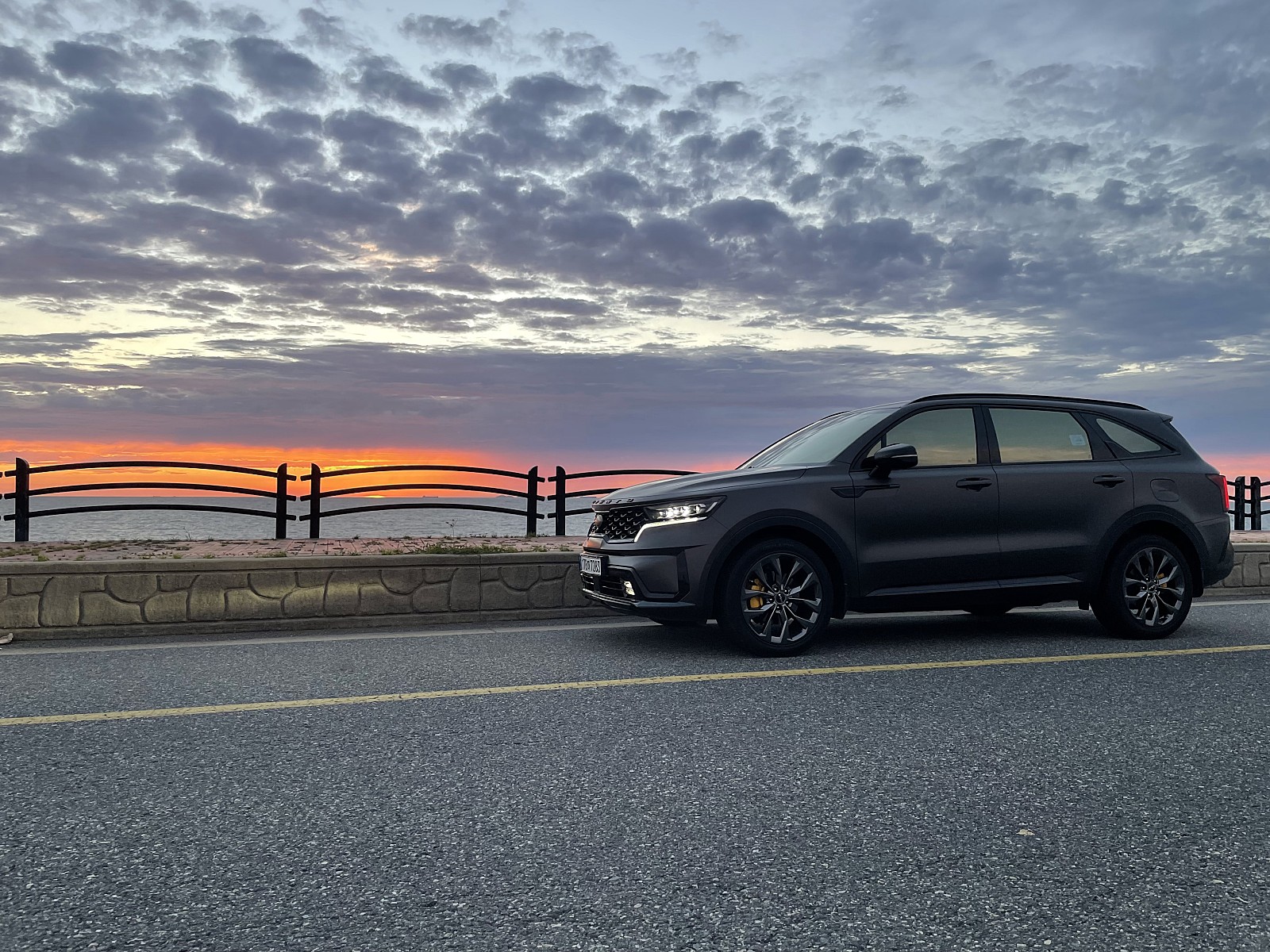 하늘, 차량, 육상 차량, 야외이(가) 표시된 사진
자동 생성된 설명