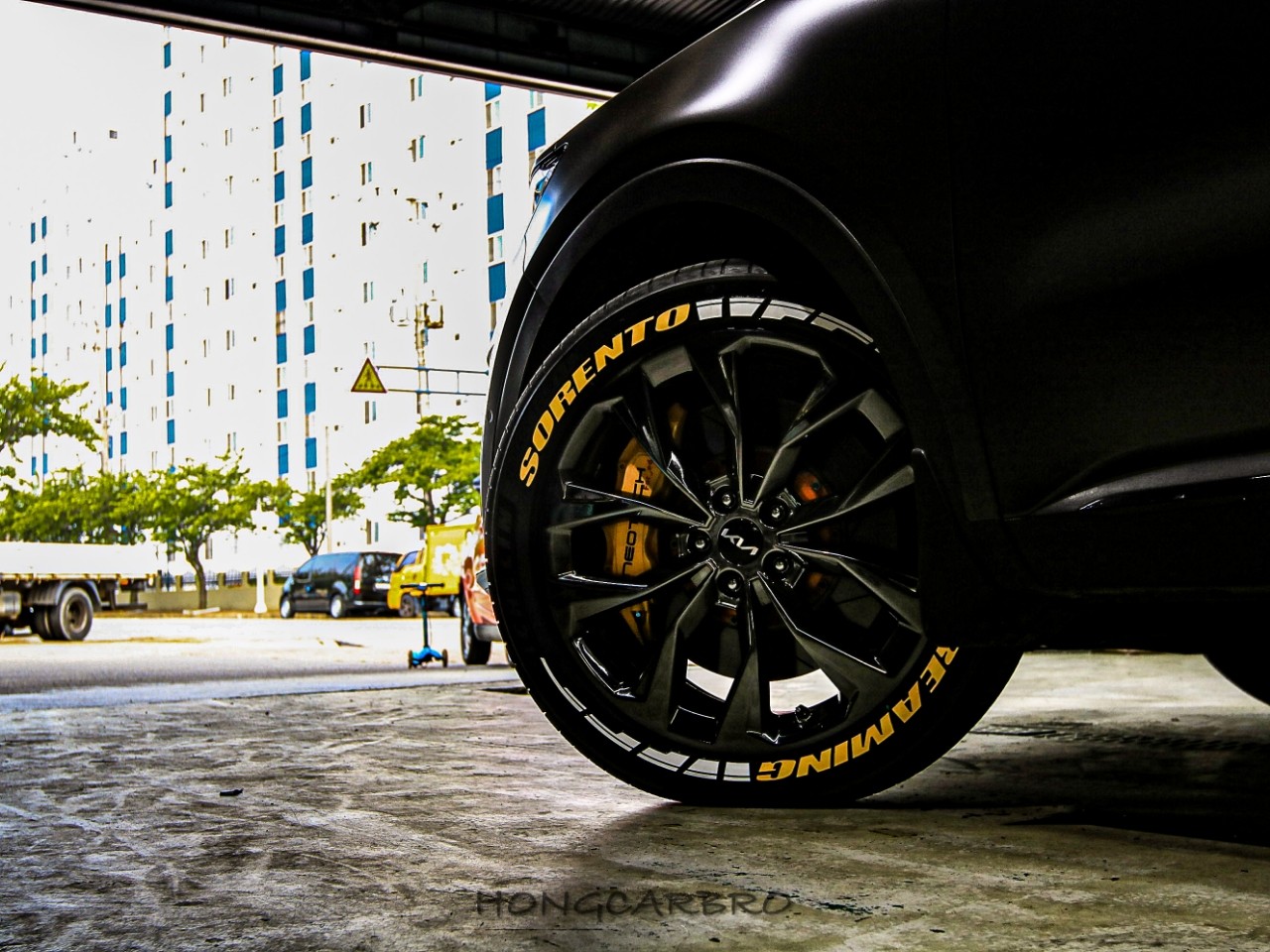 타이어, 자동차 부품, 차량, 자동차이(가) 표시된 사진

자동 생성된 설명