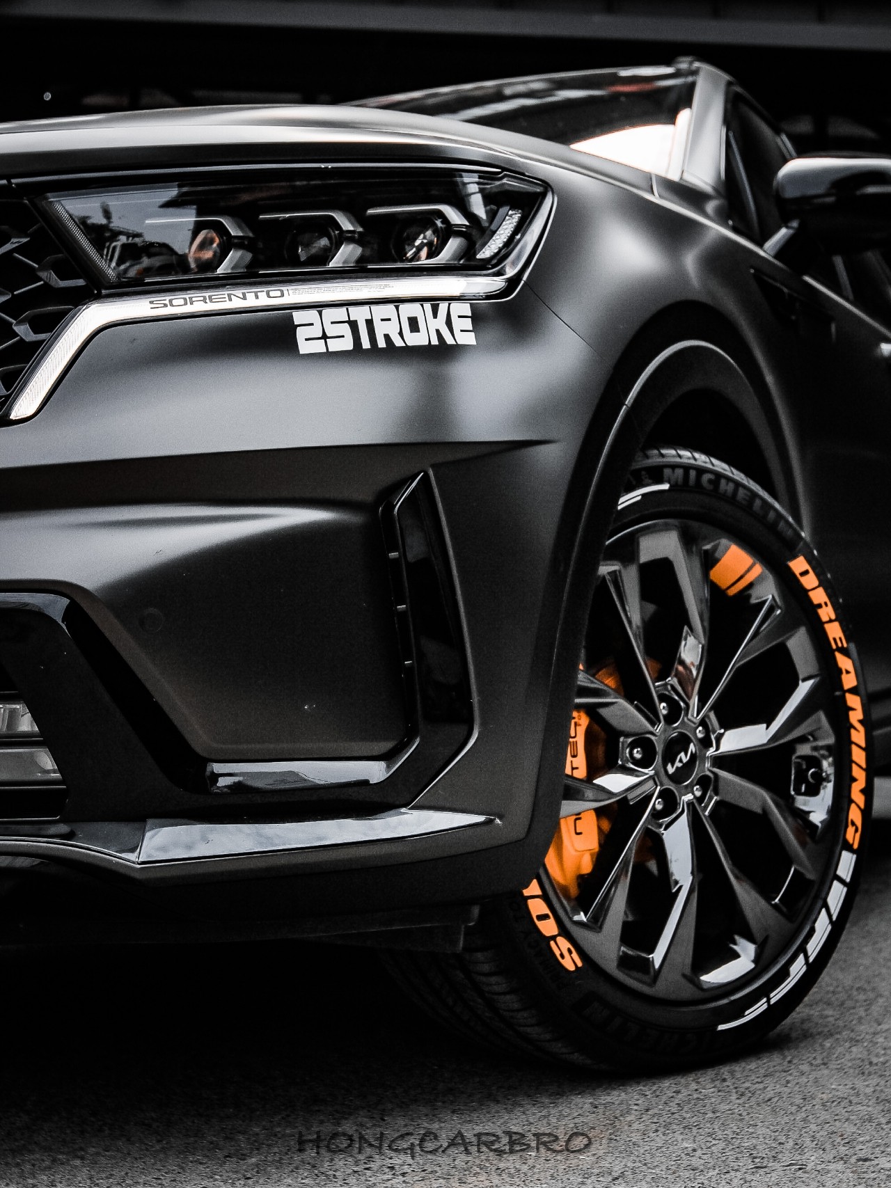 바퀴, 타이어, 차량, 육상 차량이(가) 표시된 사진

자동 생성된 설명