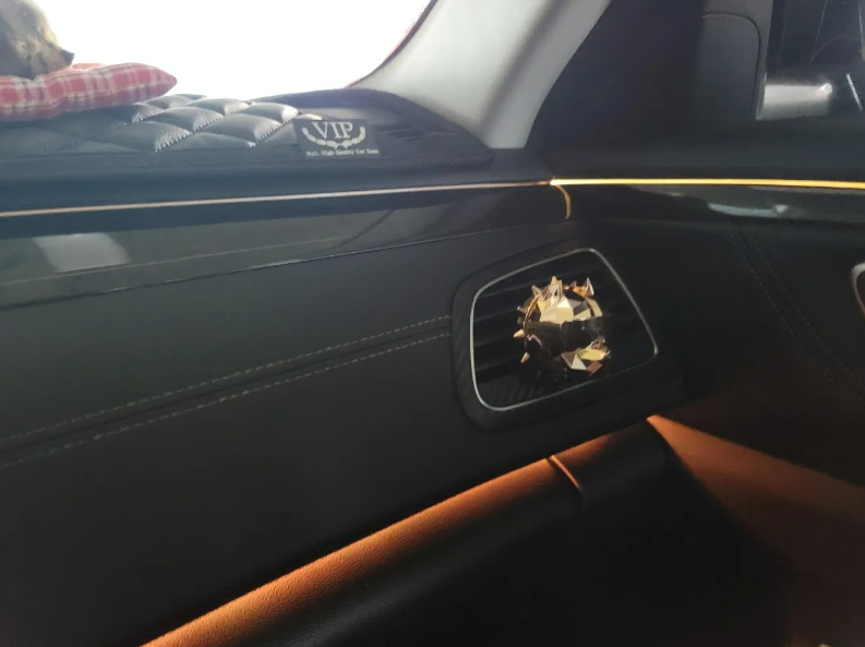 자동차, 거울, 바람막이, 차량 문이(가) 표시된 사진

자동 생성된 설명