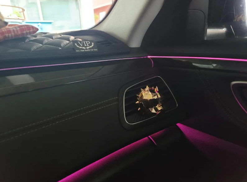 자동차, 카시트 커버, 차량 문, 거울이(가) 표시된 사진

자동 생성된 설명