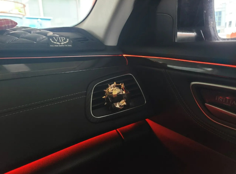 자동차, 거울, 카시트 커버, 바람막이이(가) 표시된 사진

자동 생성된 설명