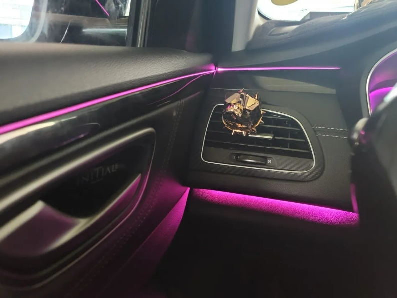 자동차, 차량, 센터 콘솔, 거울이(가) 표시된 사진

자동 생성된 설명