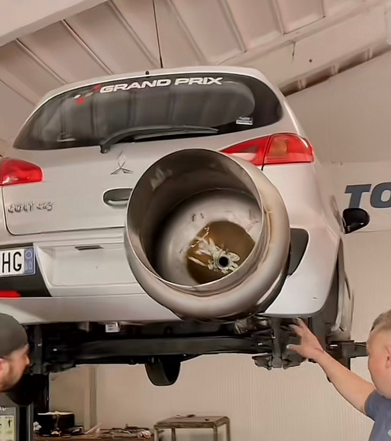 텍스트, 자동차 부품, 자동차, 실내이(가) 표시된 사진
자동 생성된 설명