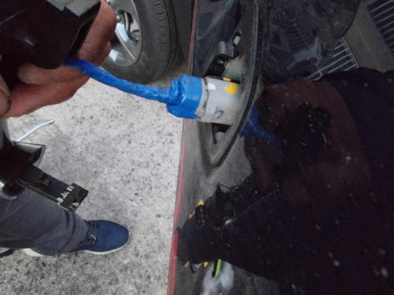 사람, 신발류, 지상, 자동차 부품이(가) 표시된 사진
자동 생성된 설명