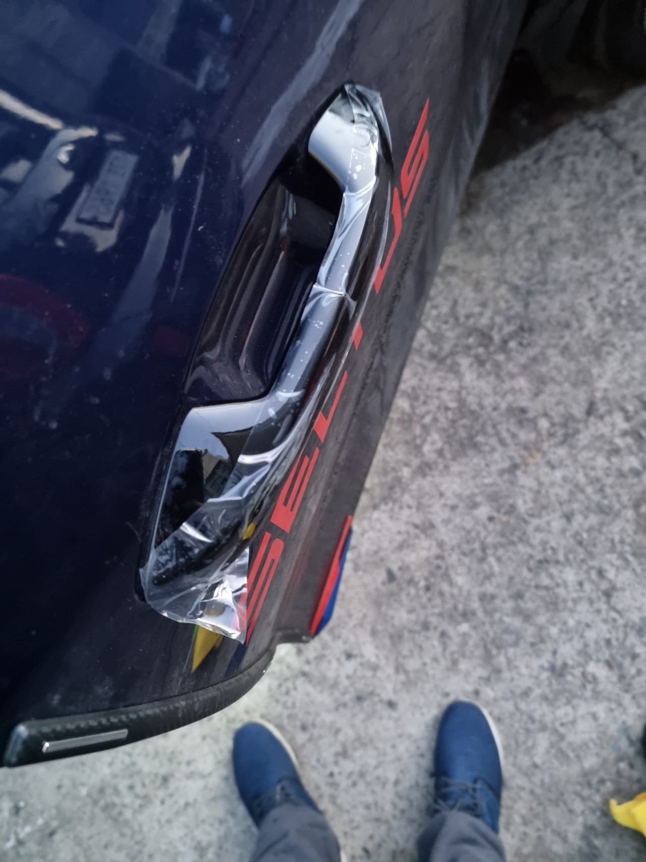 신발류, 타이어, 지상, 야외이(가) 표시된 사진
자동 생성된 설명