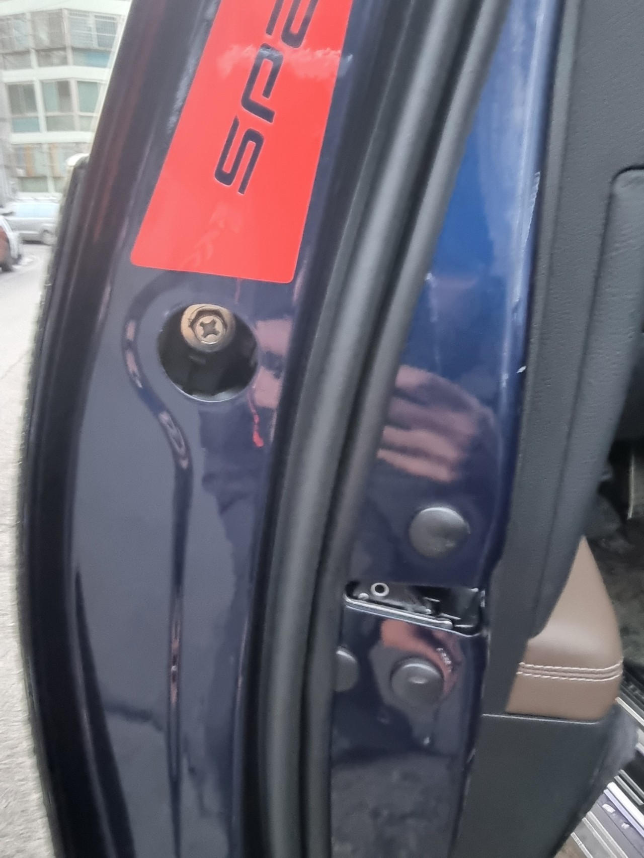 자동차 부품, 타이어, 자동차, 야외이(가) 표시된 사진
자동 생성된 설명