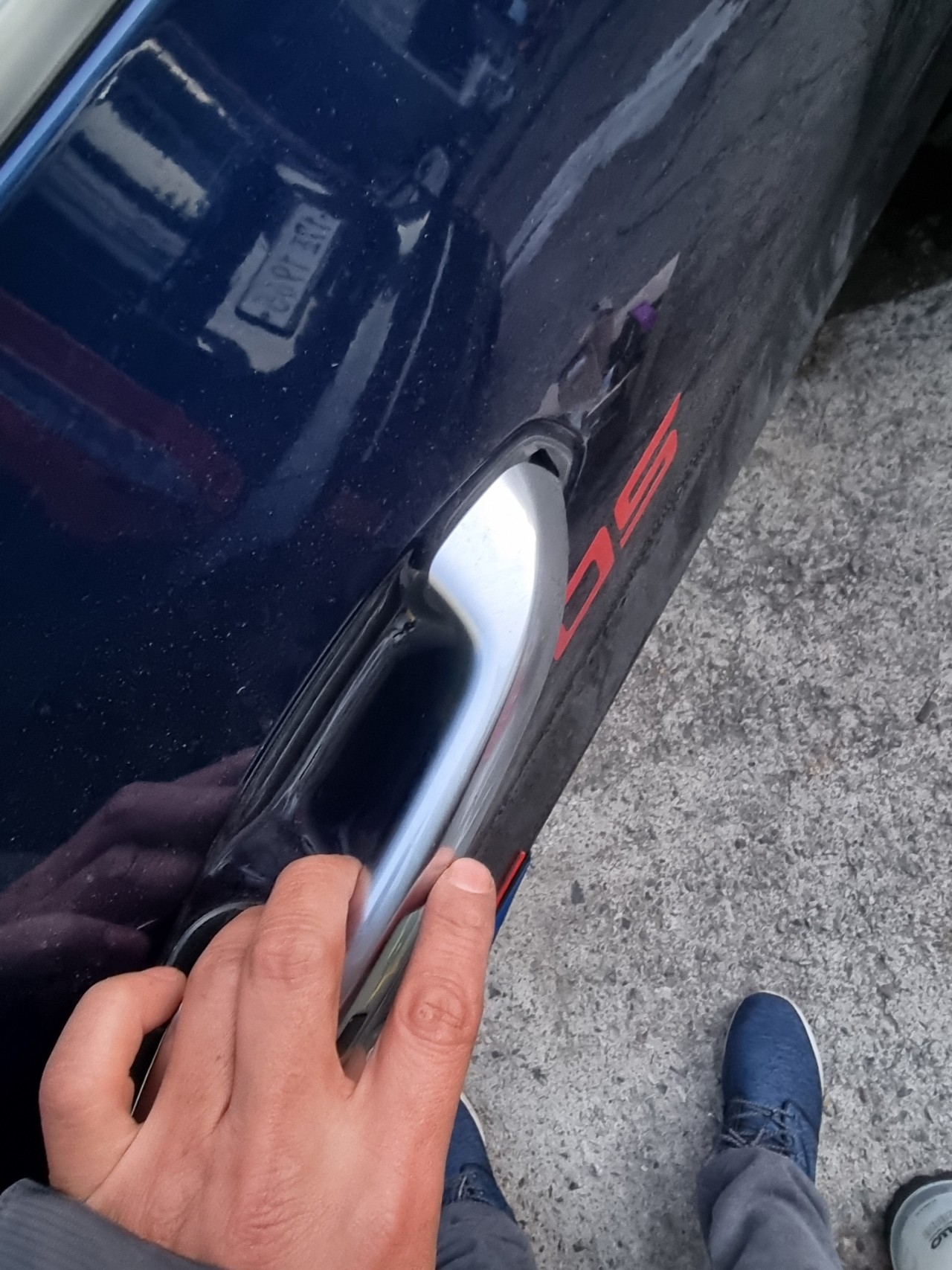 사람, 지상, 자동차, 야외이(가) 표시된 사진
자동 생성된 설명