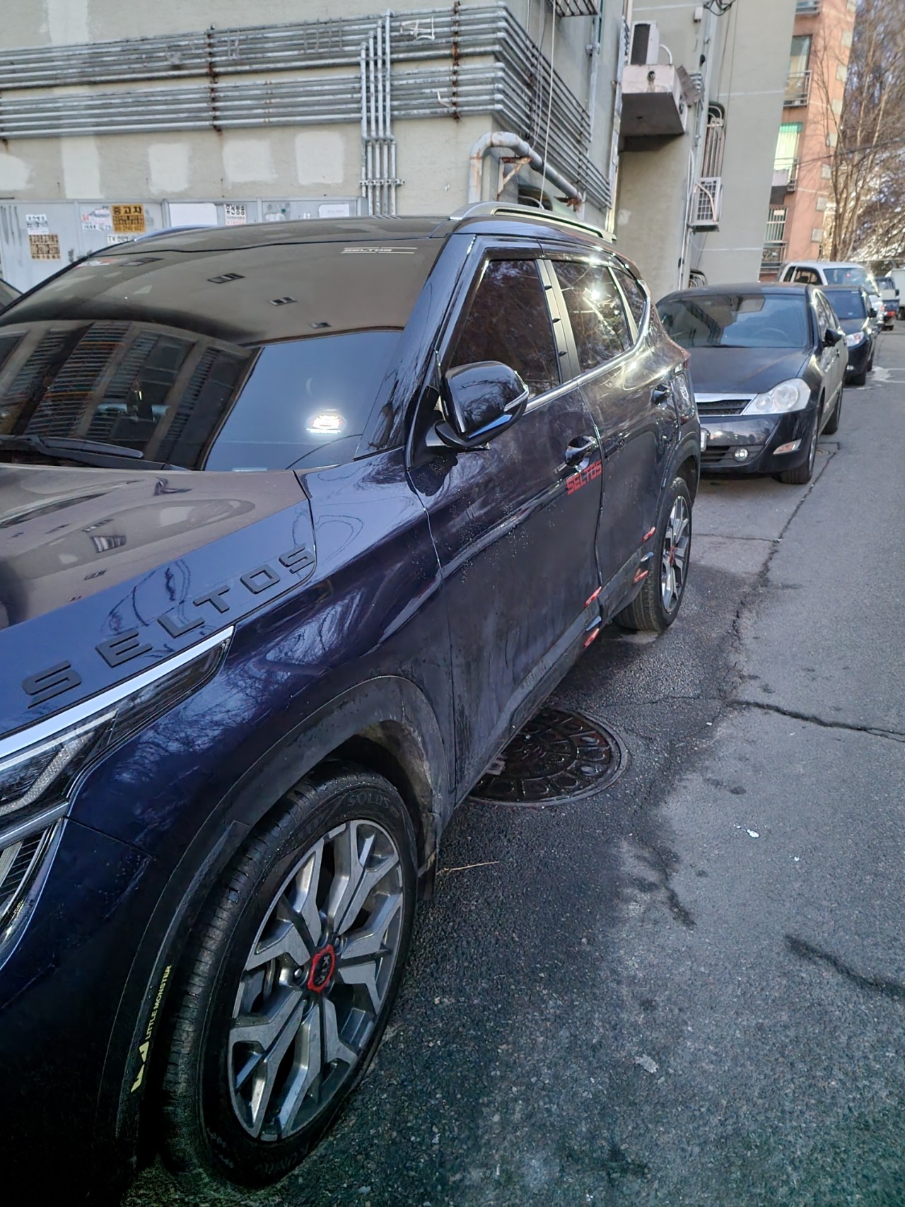 바퀴, 차량, 타이어, 육상 차량이(가) 표시된 사진
자동 생성된 설명