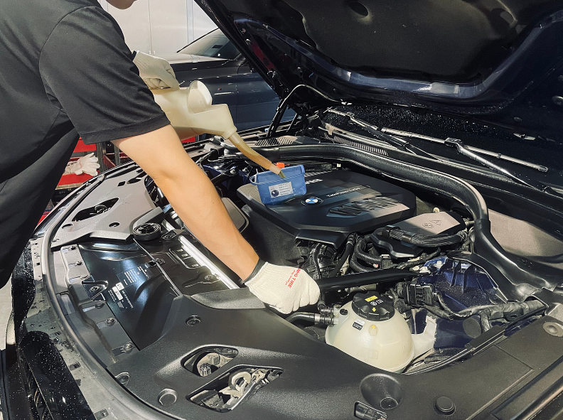 사람, 의류, 엔진, 차량이(가) 표시된 사진
자동 생성된 설명