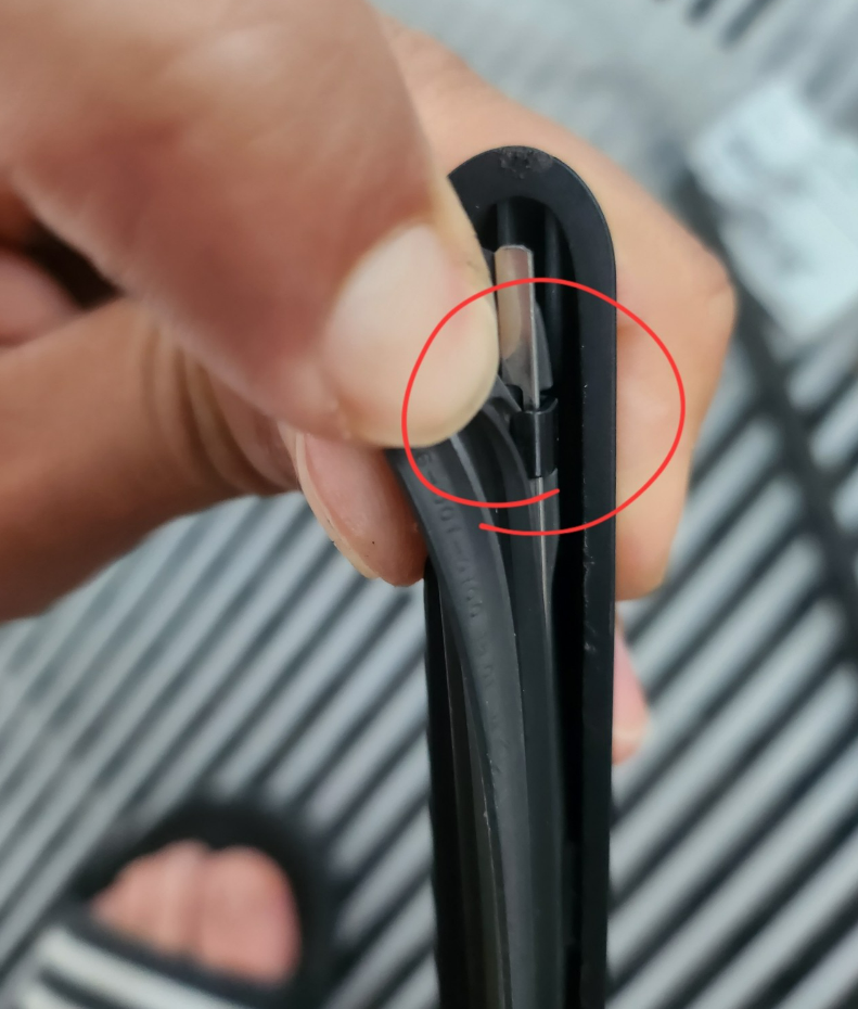 사람, 케이블, 손, 잡기이(가) 표시된 사진
자동 생성된 설명