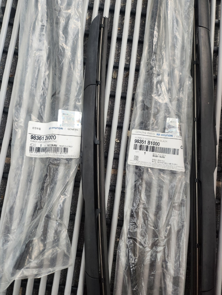 텍스트, 표지판, 야외, 흑백이(가) 표시된 사진
자동 생성된 설명