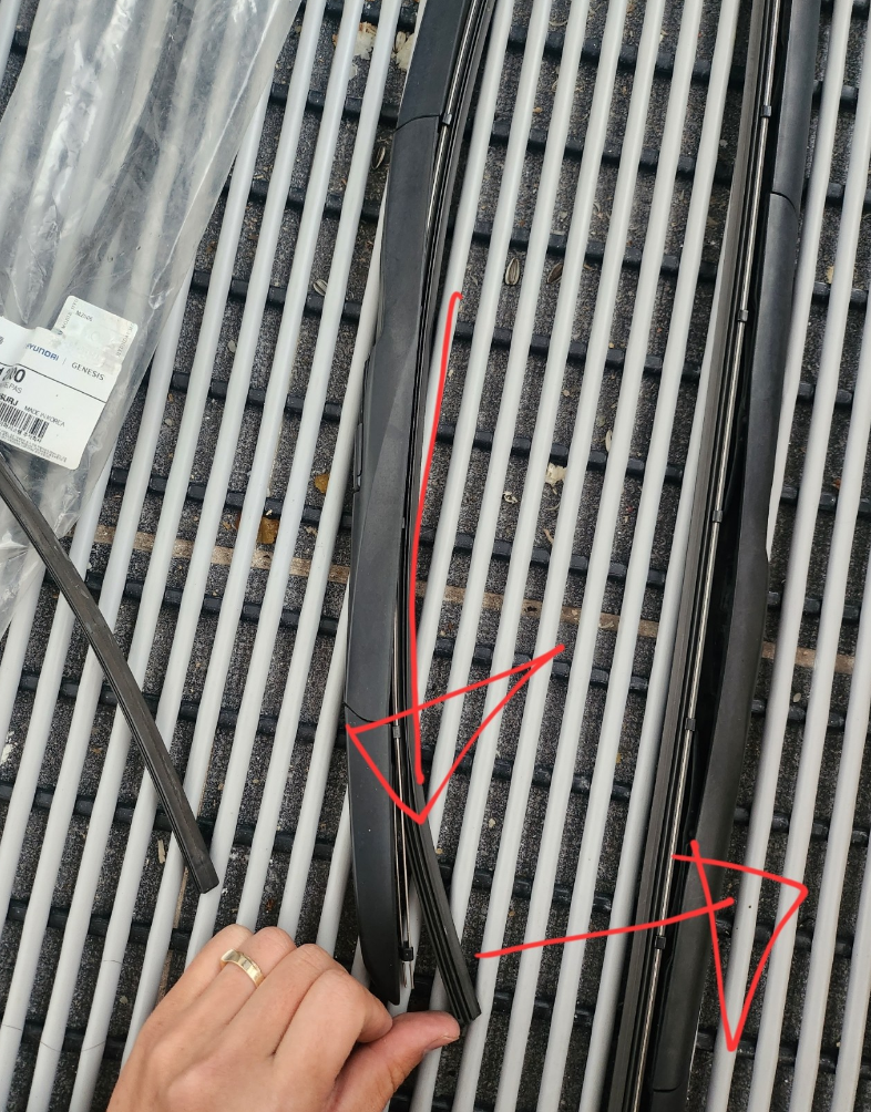 사람, 금속, 야외, 거리이(가) 표시된 사진
자동 생성된 설명