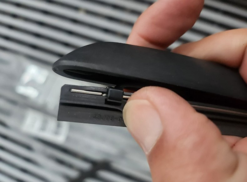 사람, 휴대 전화, 정보기기, 휴대용 통신 장치이(가) 표시된 사진
자동 생성된 설명