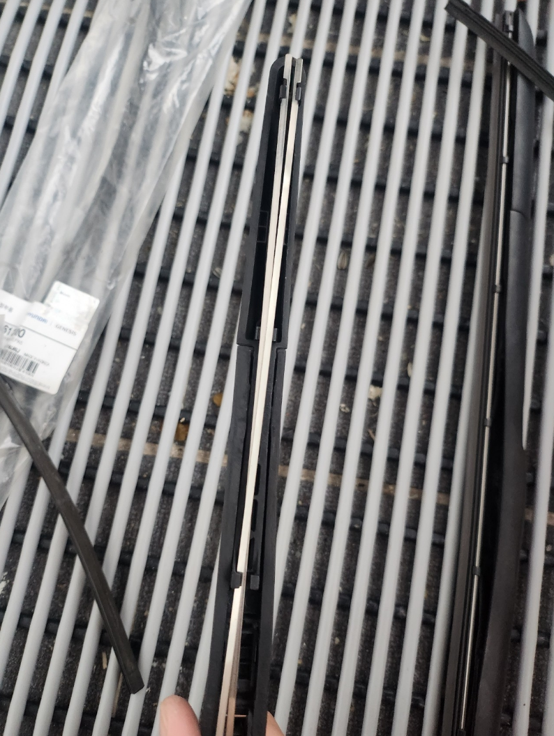 울타리, 금속, 야외, 쇠살대이(가) 표시된 사진
자동 생성된 설명