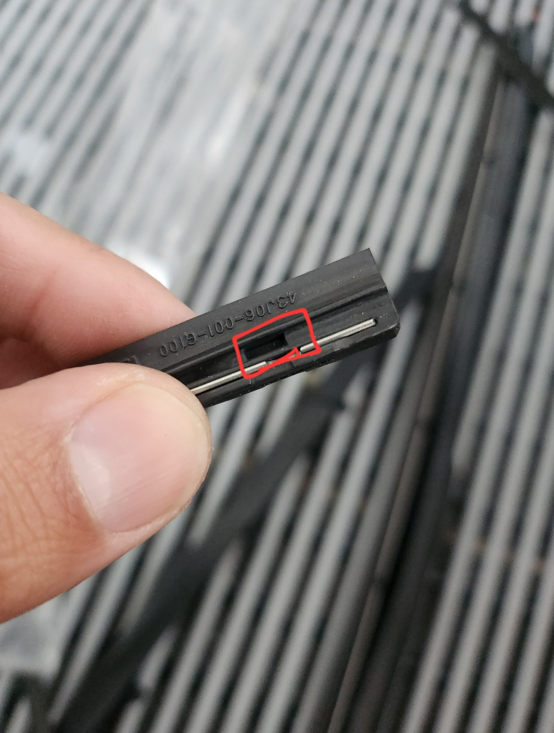 사람, 야외, 잡기, 은이(가) 표시된 사진
자동 생성된 설명