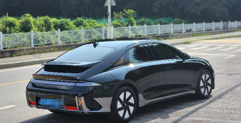 차량, 바퀴, 육상 차량, 교통이(가) 표시된 사진
자동 생성된 설명