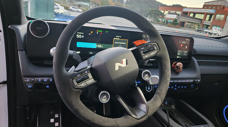 교통, 핸들, 차량, 센터 콘솔이(가) 표시된 사진
자동 생성된 설명