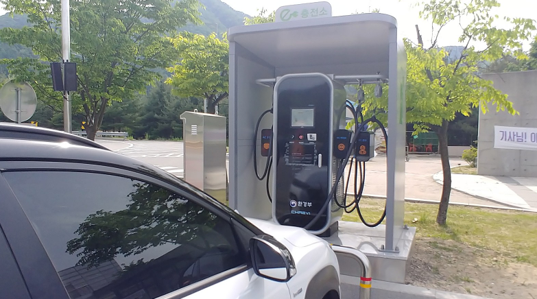 야외, 나무, 텍스트, 차량이(가) 표시된 사진
자동 생성된 설명