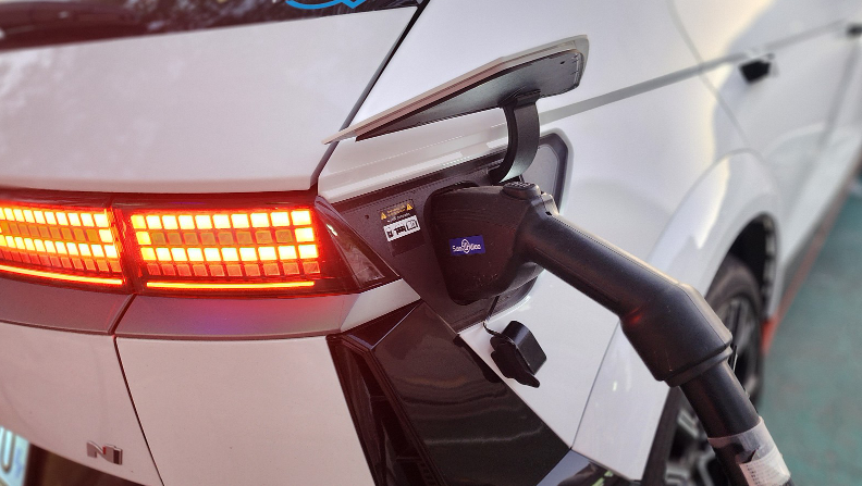 육상 차량, 차량, 자동차, 자동차 조명이(가) 표시된 사진
자동 생성된 설명