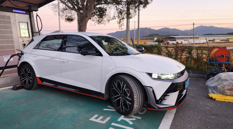 차량, 바퀴, 육상 차량, 타이어이(가) 표시된 사진
자동 생성된 설명