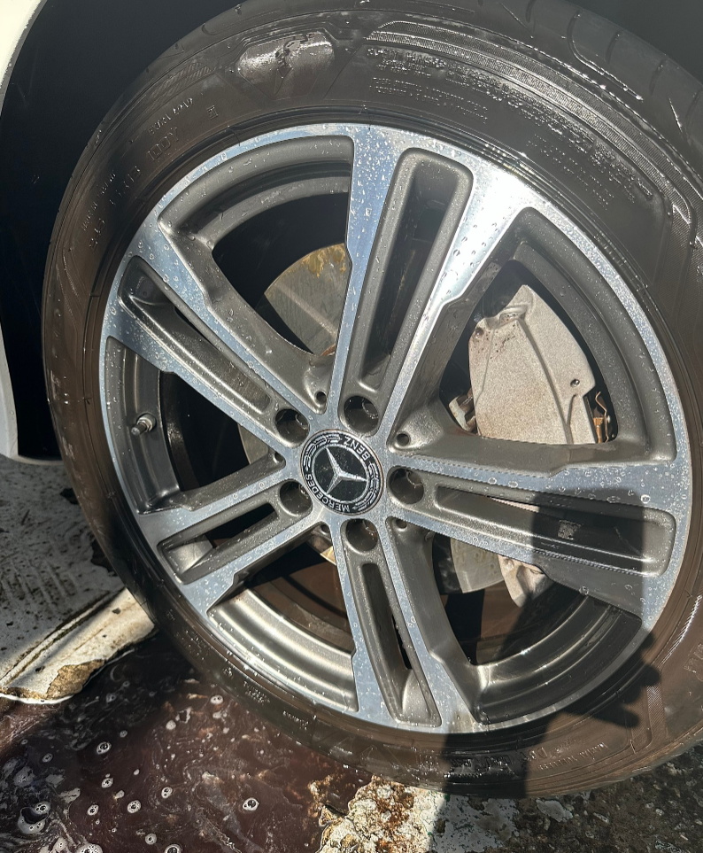 타이어, 바퀴, 교통, 자동차 부품이(가) 표시된 사진
자동 생성된 설명