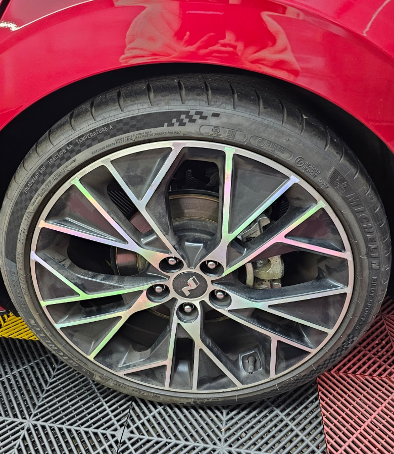 교통, 바퀴, 타이어, 자동차 부품이(가) 표시된 사진
자동 생성된 설명