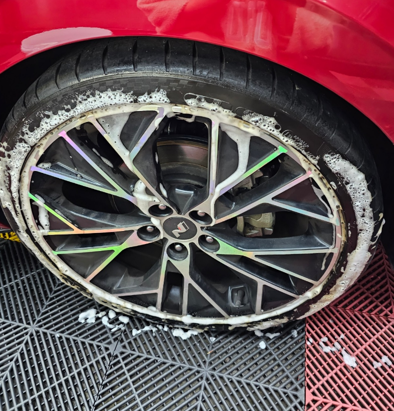 타이어, 자동차 부품, 림, 합성고무이(가) 표시된 사진
자동 생성된 설명