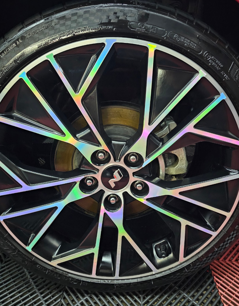 교통, 바퀴, 자동차 부품, 림이(가) 표시된 사진
자동 생성된 설명