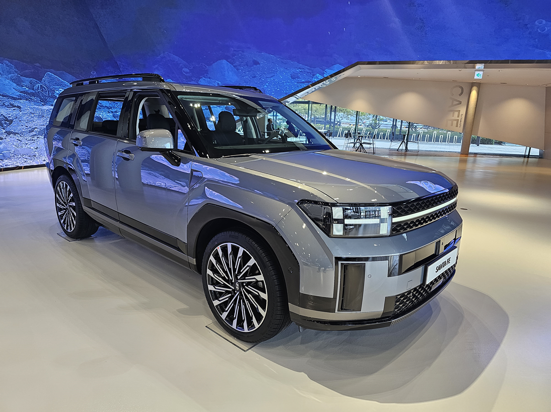 타이어, 차량, 바퀴, 육상 차량이(가) 표시된 사진
자동 생성된 설명