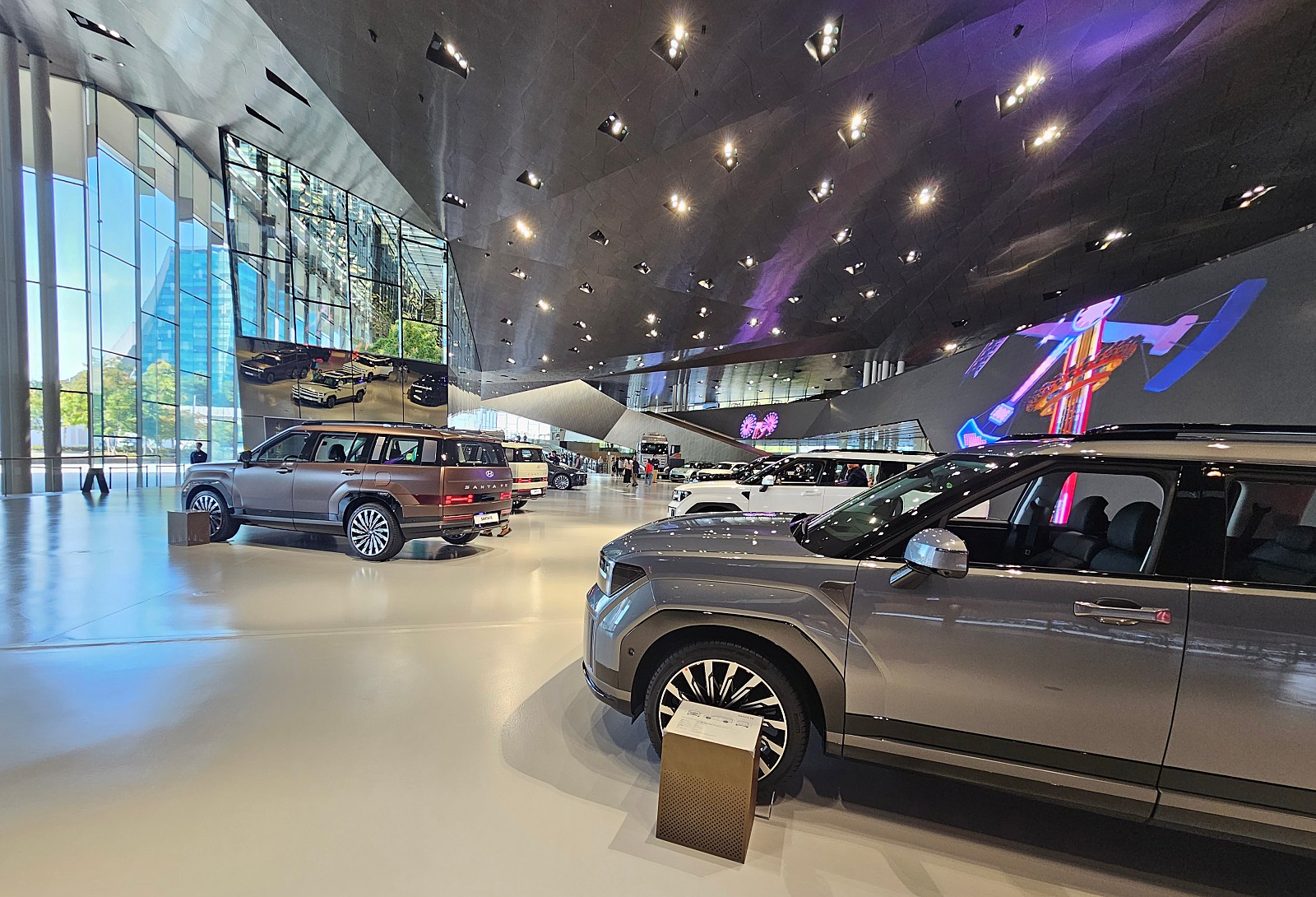 차량, 육상 차량, 바퀴, 타이어이(가) 표시된 사진
자동 생성된 설명