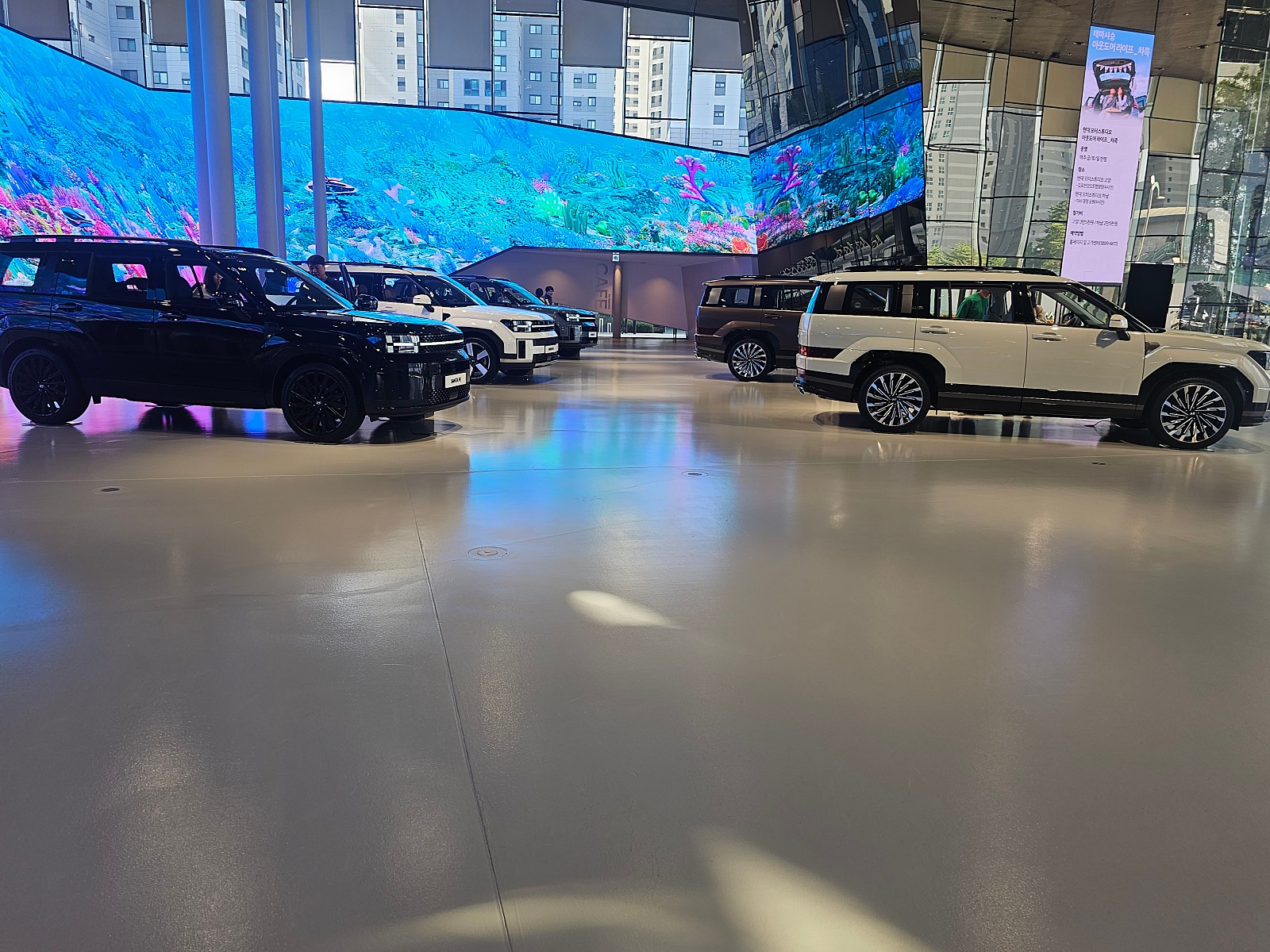 차량, 육상 차량, 바퀴, 건물이(가) 표시된 사진
자동 생성된 설명