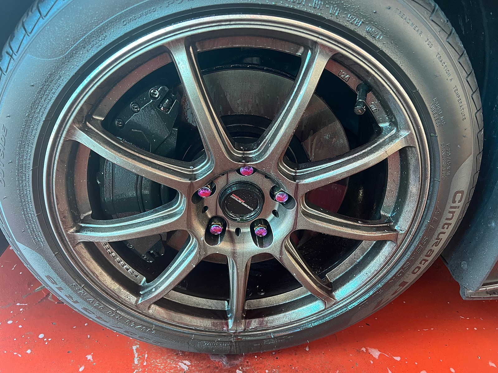 바퀴, 교통, 자동차 부품, 타이어이(가) 표시된 사진
자동 생성된 설명