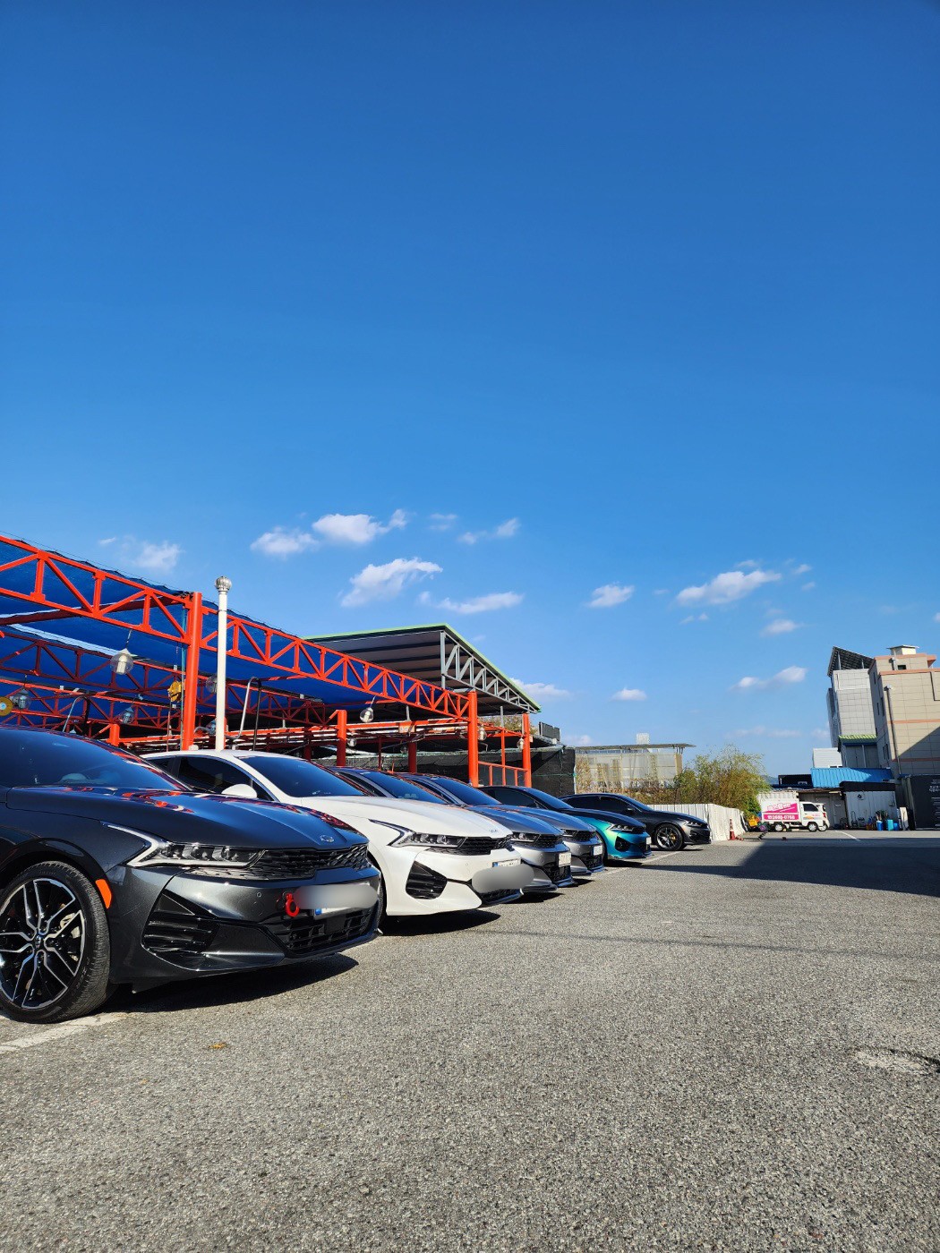 하늘, 바퀴, 차량, 야외이(가) 표시된 사진
자동 생성된 설명