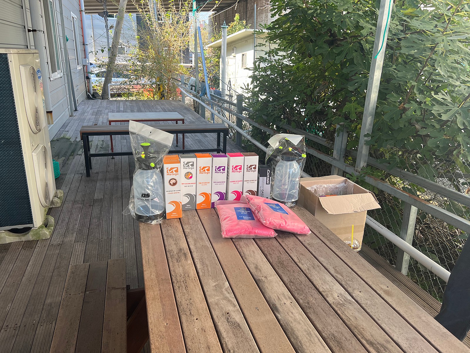 야외, 갑판, 나무, 현관이(가) 표시된 사진
자동 생성된 설명