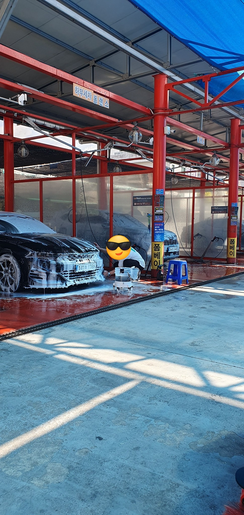 건물, 지상, 타이어, 바퀴이(가) 표시된 사진
자동 생성된 설명