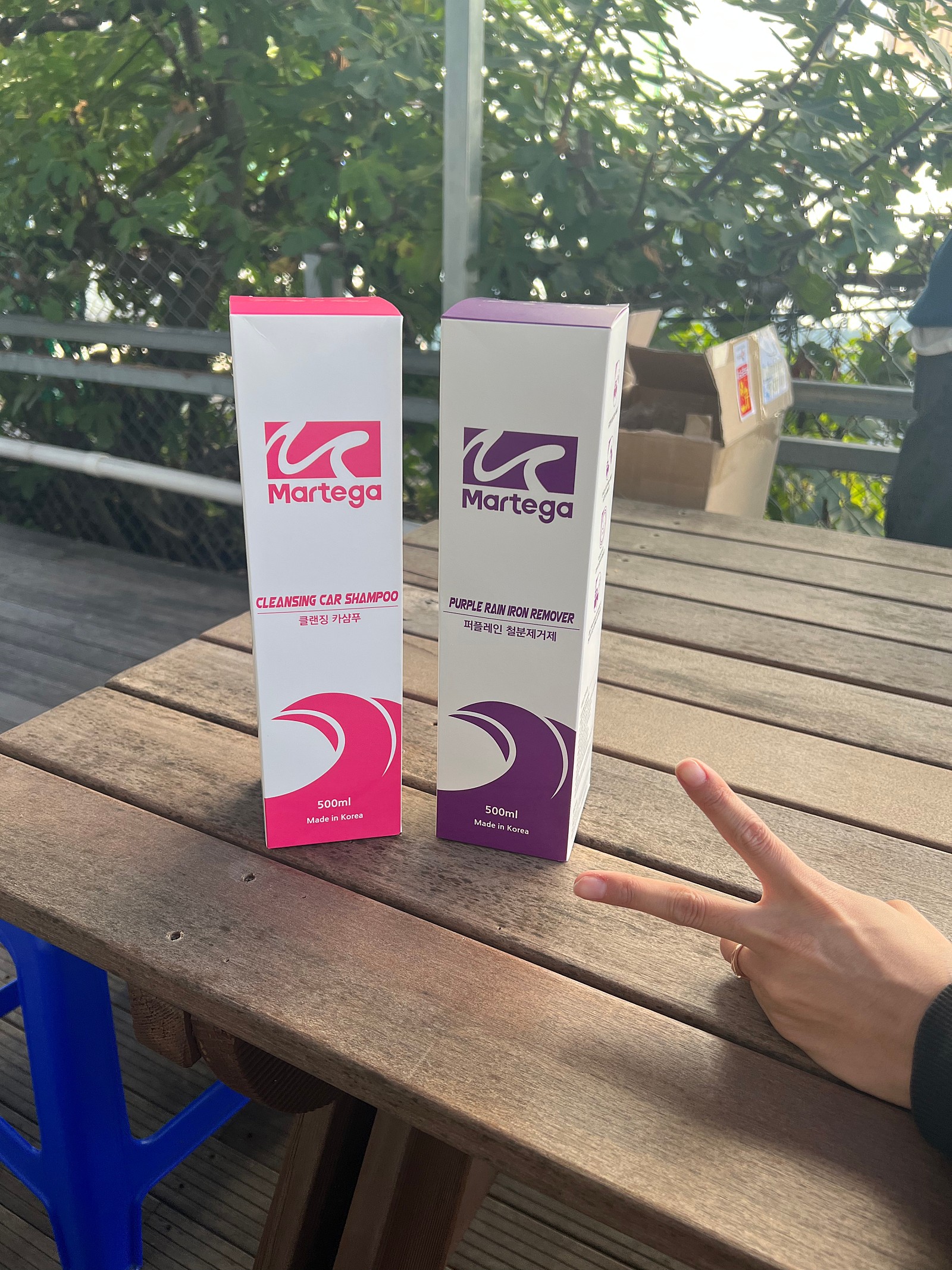 텍스트, 야외, 나무, 가구이(가) 표시된 사진
자동 생성된 설명