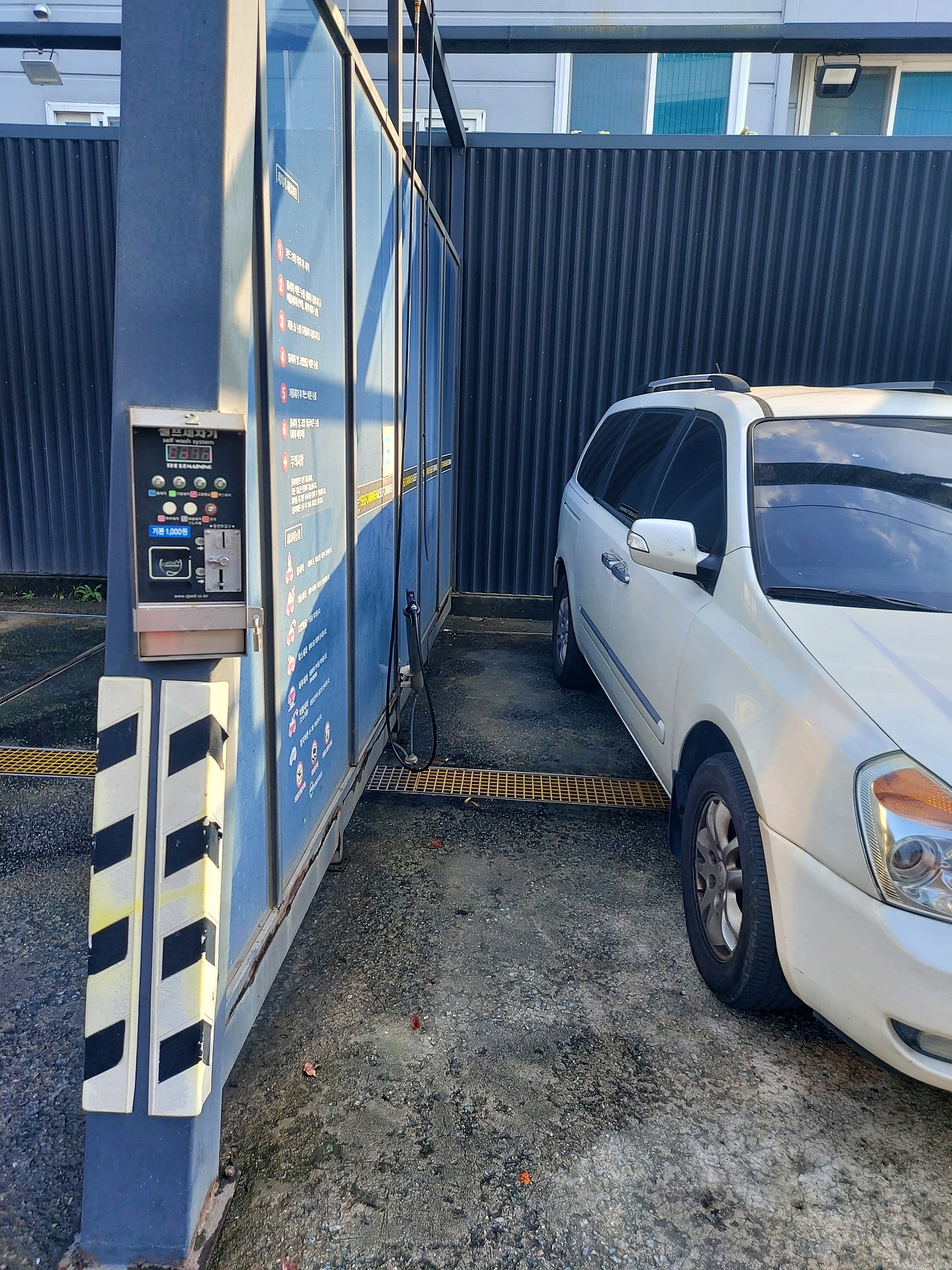 텍스트, 차량, 야외, 육상 차량이(가) 표시된 사진
자동 생성된 설명